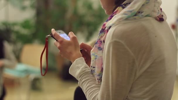 Дівчина вибирає, використовує мобільні додатки на смартфоні, гаджет — стокове відео