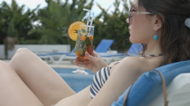 Jeune dame détendue boire un cocktail sur la plage, profiter des vacances — Video