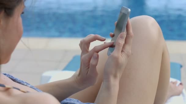 Mujer joven y feliz charlando en el teléfono inteligente, playa, de cerca — Vídeos de Stock