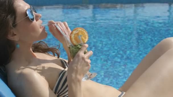 Сексуальная женщина любит коктейль, летний пляж. Загорание у воды — стоковое видео