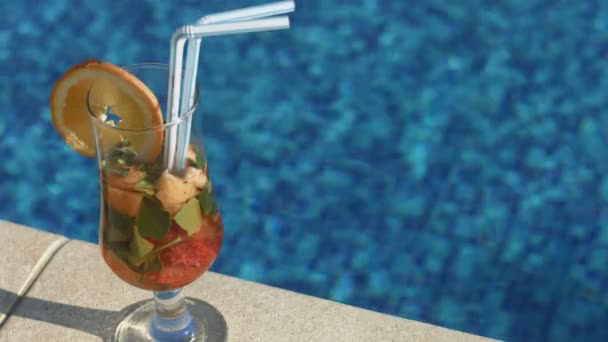 Close-up van cocktail op de pool dek. Vakantie, resort, vakantie — Stockvideo