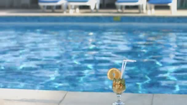 Cocktail sur la terrasse de la piscine. Été, vacances, mode de vie — Video