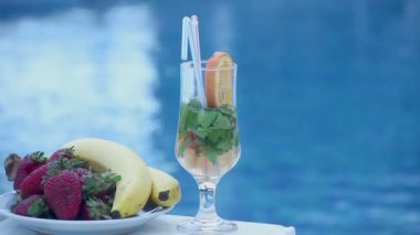 Lüks otelde bar hizmeti, havuz kenarında kokteyl, güneşli plaj