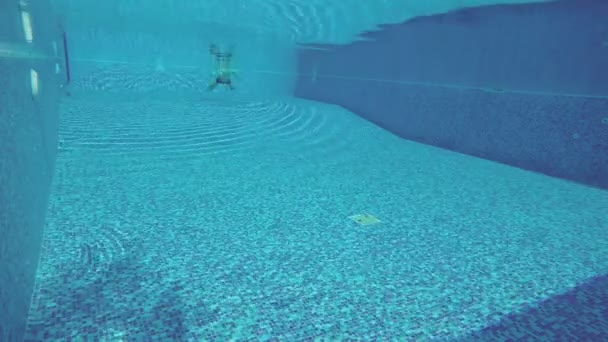 Підводний постріл, людина плаває в басейні. Активний відпочинок, спорт — стокове відео