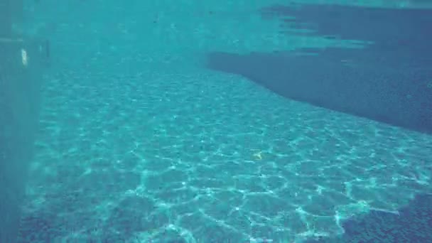 젊은 남자, 수영장으로 다이빙 리조트에서 숙박을 즐기고 — 비디오