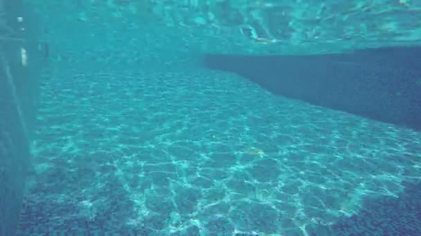 Guy, potápění v bazénu, plavání pod vodou. Letní dovolená — Stock video