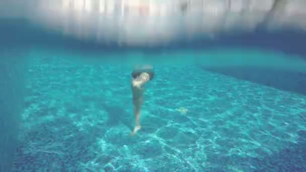 Funny man making crazy dancing moves underwater, swimming pool — Stock Video