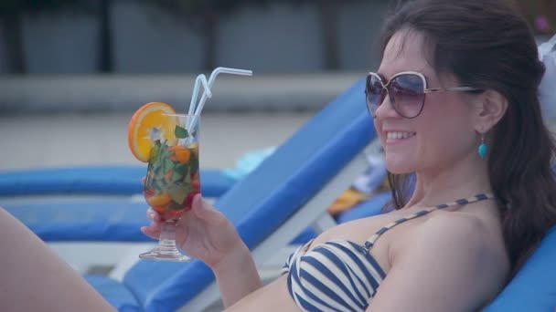 Jong brunette schoonheid flirten op strand, glimlachen, opknoping uit — Stockvideo