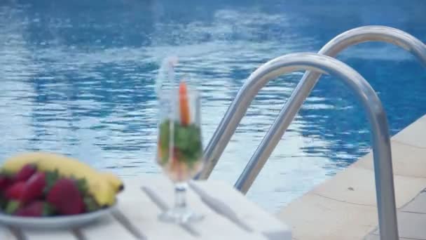 Cocktail de frutas à beira da piscina, serviço tudo incluído, resort de verão — Vídeo de Stock