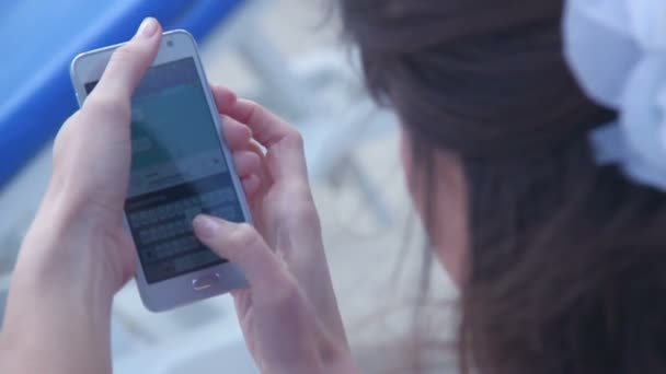 Primo piano di giovane bruna sms, invio di sms, utilizzando il telefono — Video Stock