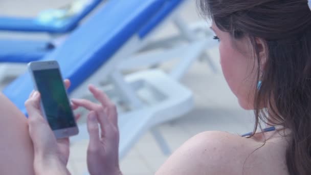 클로즈업 의 젊은 갈색 머리 여자 문자 메시지, 보내기 SMS, 사용 전화 — 비디오