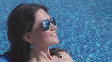Güneş gözlüğü mutlu kadın yüz Closeup, kadın güneşlenme