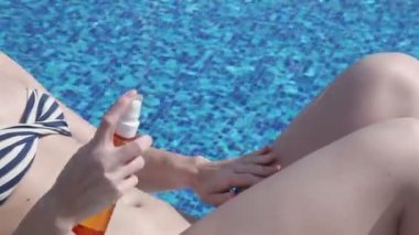 Bikini kadın kalçalara güneş kremi yağı püskürtme, cilt sürtünme