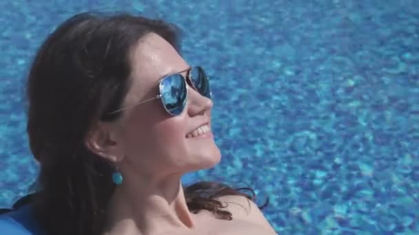 Closeup of happy female face in sunglasses, woman suntanning — Stock Video