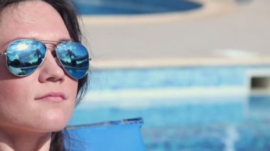 Mutlu genç kadın, güneşli plajda dinlenmek, mavi su arka plan