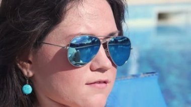 Seksi kız karnını sürtünme, kalça yavaşça, güneş gözlüğü yansıması