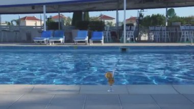 Boş havuz güvertesinde egzotik kokteyl cam, tatil off-sezon