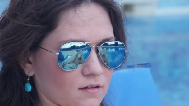 Glückliche junge Frau, die Sonnenschutzöl aufträgt, lächelndes Gesicht aus nächster Nähe — Stockvideo