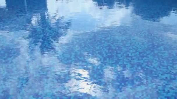Плавательный бассейн с голубой поверхностью воды. Летние каникулы, курорт, отель — стоковое видео