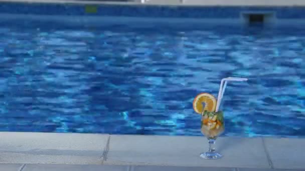 Closeup of fresh cocktail near swimming pool, alcoholic beverage — Stock Video