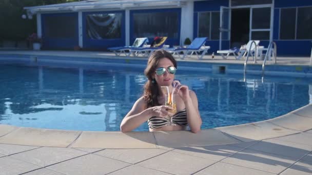 Mooie vrouw in bikini drinken cocktail, genieten van hete zomer — Stockvideo