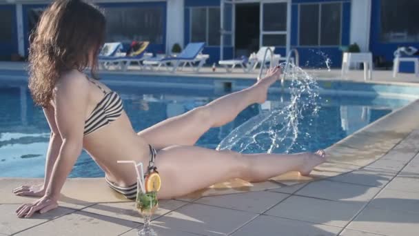 Poussin chaud avoir du plaisir, traîner à la piscine partie, éclaboussures d'eau — Video