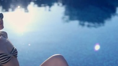 Mutlu güzel kız havuz başında güneşleniyor, tatil de kalmak zevk