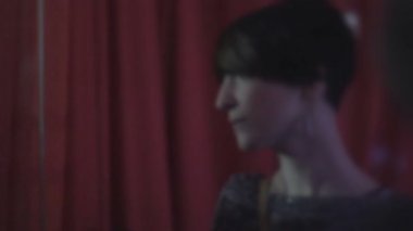 Güzel esmer kız, geliyor ve gece kulübü bırakarak çok sayıda konuk