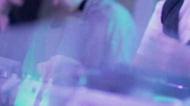 Eller erkek DJ pikap, gece kulübü denetimlere dönüm