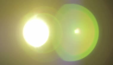 Siyah arka plan, karanlıkta yanıp sönen arka ışıklar flare