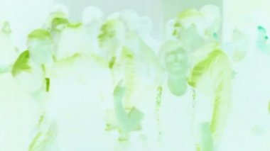 Gece kulübü atmosferi, insanlar dans, sohbet, yaratıcı video