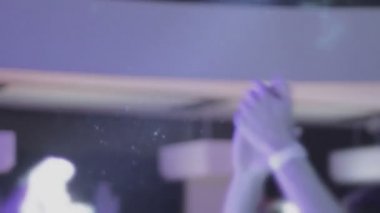 Eller alkışlıyor, alkışlıyor, el sallıyor, müzik şovunun tadını çıkaran insanlar