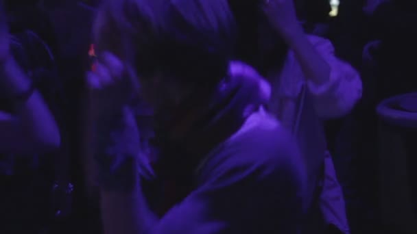 Chicas felices bailando en la fiesta del club nocturno fresco, disfrutando de buena música — Vídeos de Stock