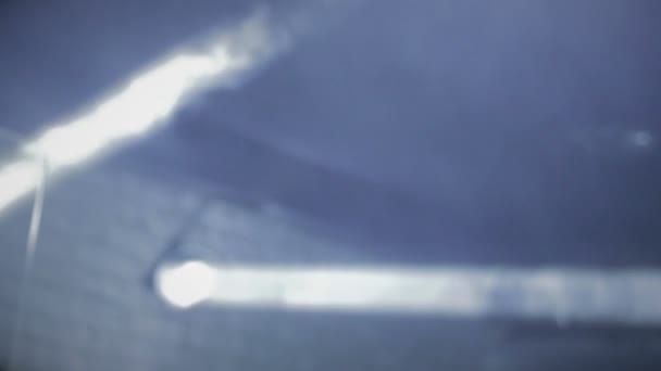 Облака дыма при свете прожекторов, атмосфера ужаса триллера — стоковое видео