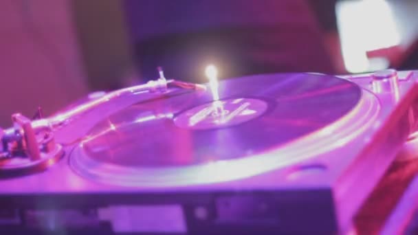 Piste de musique, disque vinyle tournant sur le pont de son deejay — Video