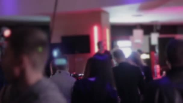 Noite atmosfera clube, muitos jovens pendurados para fora, DJ set — Vídeo de Stock