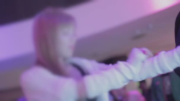 Menina loira elegante quente dançando à música na festa, acenando as mãos — Vídeo de Stock