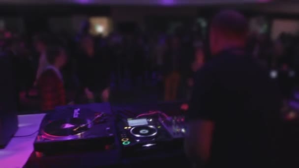 Mężczyzna deejay wykonywanie partia klub nocny, osób korzystających muzyki — Stock videók