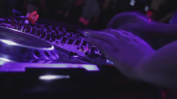 DJ tocando música electrónica en la fiesta, público disfrutando del sonido — Vídeo de stock