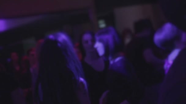 Heiße brünette Damen bewegen sich auf der Tanzfläche, hängen in einem Nachtclub ab — Stockvideo