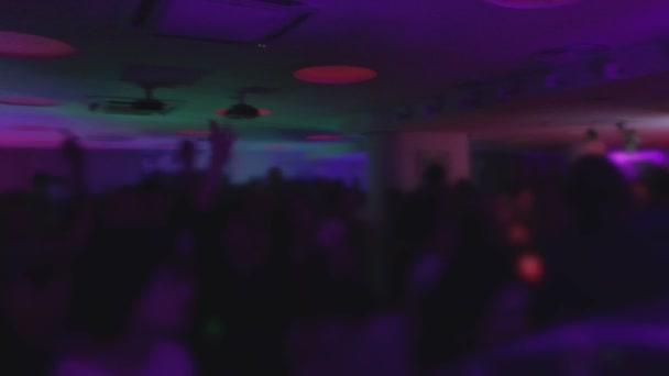 Schatten vieler Menschen, die sich auf der Tanzfläche bewegen, DJ, der Musik spielt — Stockvideo