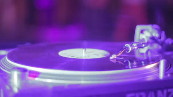 스타일러스의 클로즈업, 비닐 레코드 회전, 파티에서 재생 음악 — 비디오