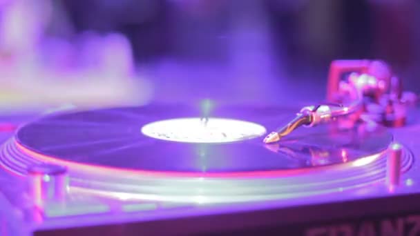 Grabación de vinilo encendiendo equipos de sonido DJ, reproducción de bandas sonoras — Vídeo de stock