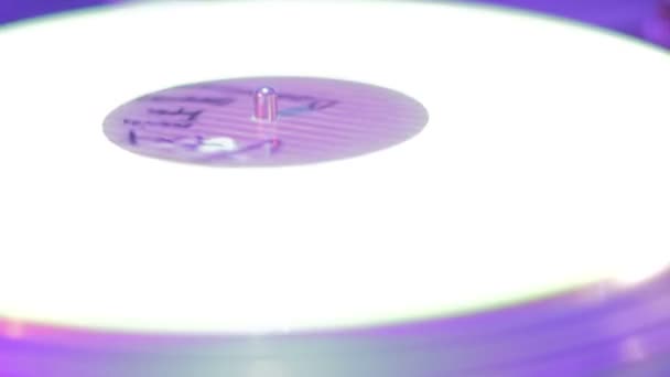 Extreme closeup of record rotating on sound deck, light flashing — Stock Video