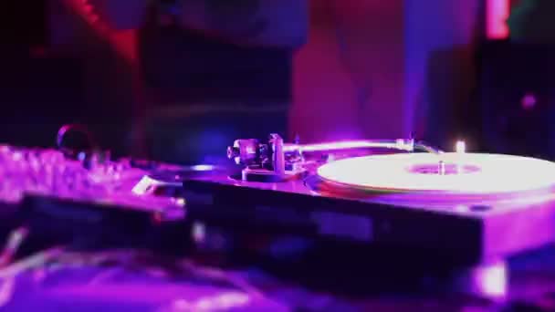 Vinyl Record roterande på skivspelare, DJ på jobbet, strobe ljus — Stockvideo