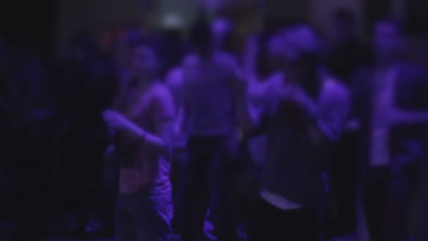 Charmante fille dansant à la musique de transe à la soirée de boîte de nuit, se détendre — Video