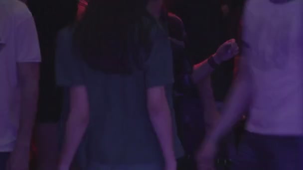 Многие парни активно танцуют, прыгают на танцполе в ночном клубе — стоковое видео