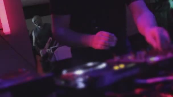 DJ pencampuran musik di klub malam, siaran langsung di stasiun radio — Stok Video