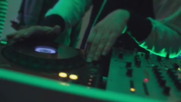 Muž, který si odpykaní záznam, mixování hudby, předvádění v klubu