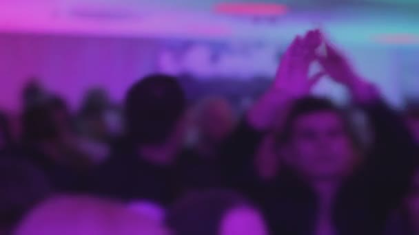 Dans pistinde hareket eden, kulüp partisinin tadını çıkaran kalabalığın siluetleri — Stok video